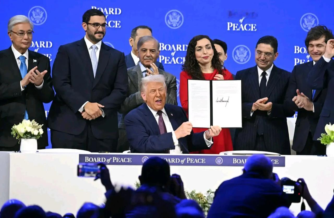 美国总统特朗普提议的“和平委员会”成员刚刚在达沃斯论坛上亮相。据白宫称，成员包括