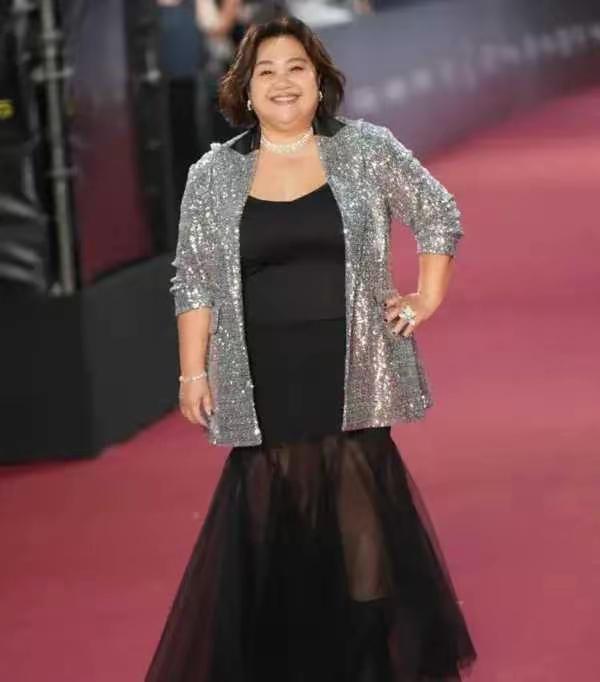 一米五的身材，160斤的体重，网友调侃她都胖成正方形了，可她依旧是红毯上的一道独