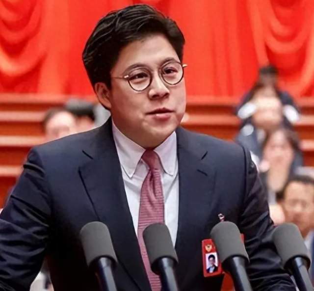 霍启刚又幸福了！44岁郭晶晶官宣喜讯，令霍震霆和整个阔太圈沉默