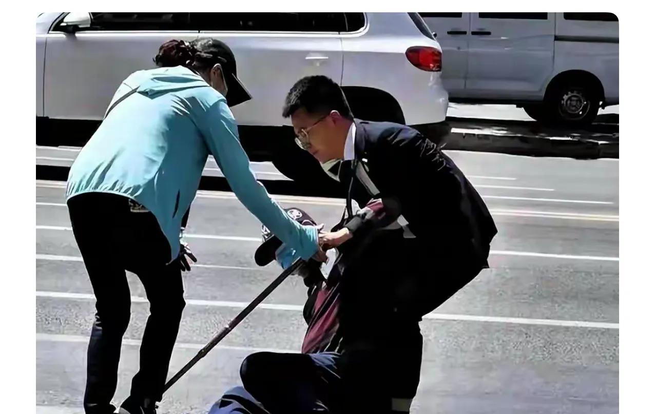 在香港，老人摔倒了，路人抢着要去扶，绝对不是出于好心，而是有三个原因。

一，是