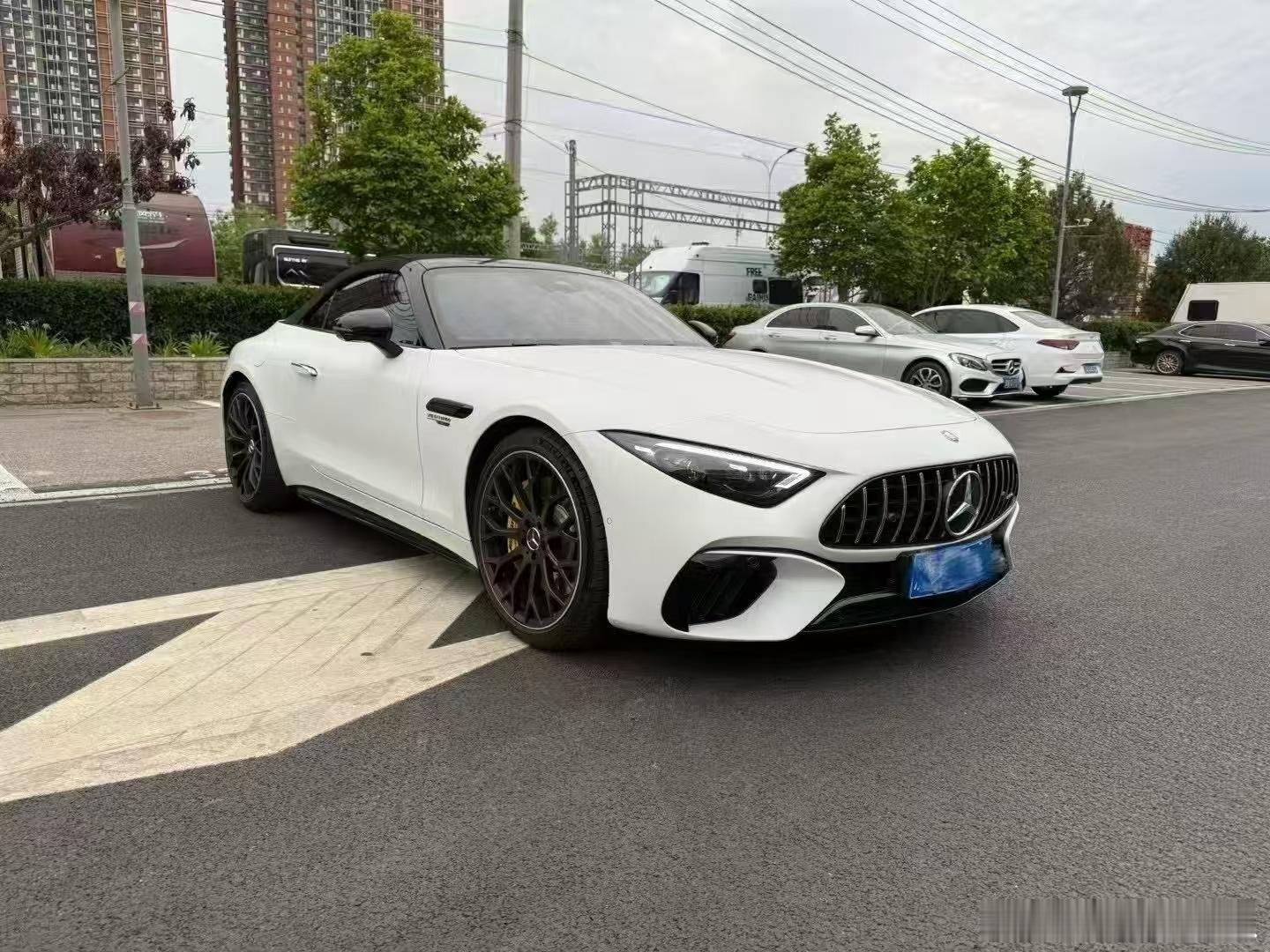 奔驰AMG SL63，经典白红配色 ​​​