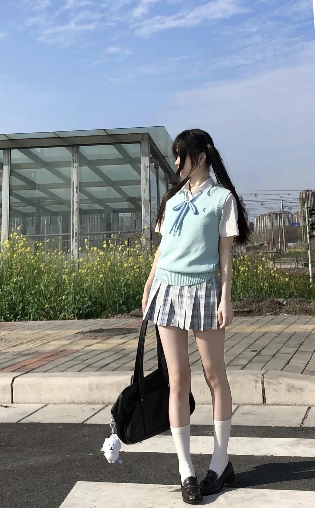 有钱没钱都会买苹果。
因为华为买不起。