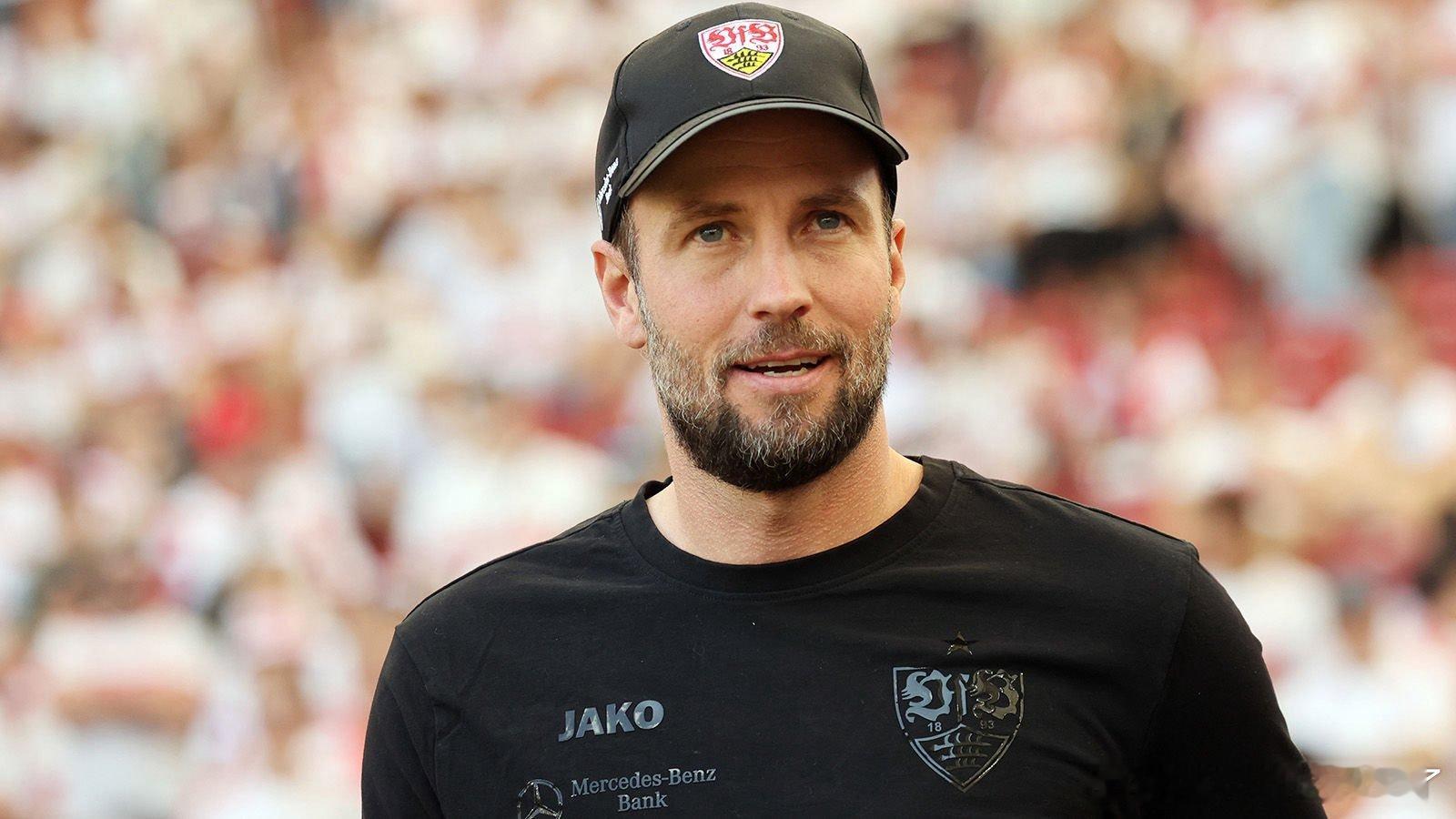 每日邮报记者斯蒂勒透露克洛普离开利物浦时，俱乐部曾考虑以下主帅：赫内斯（斯图加特