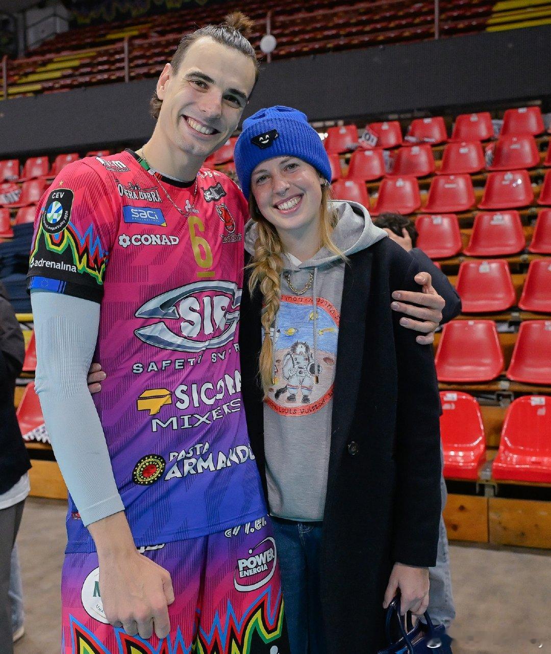 甜菜和她的小甜心。在今天凌晨欧冠联赛上甜菜拿到7分（6拦1发）荣膺单场最佳。男排