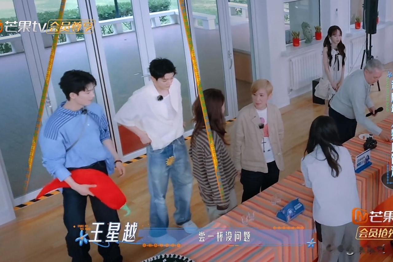 王星越一脸懵地问邓为：“内蒙古人不能喝酒？”邓为马上辟谣：“不是内蒙古人不能喝酒