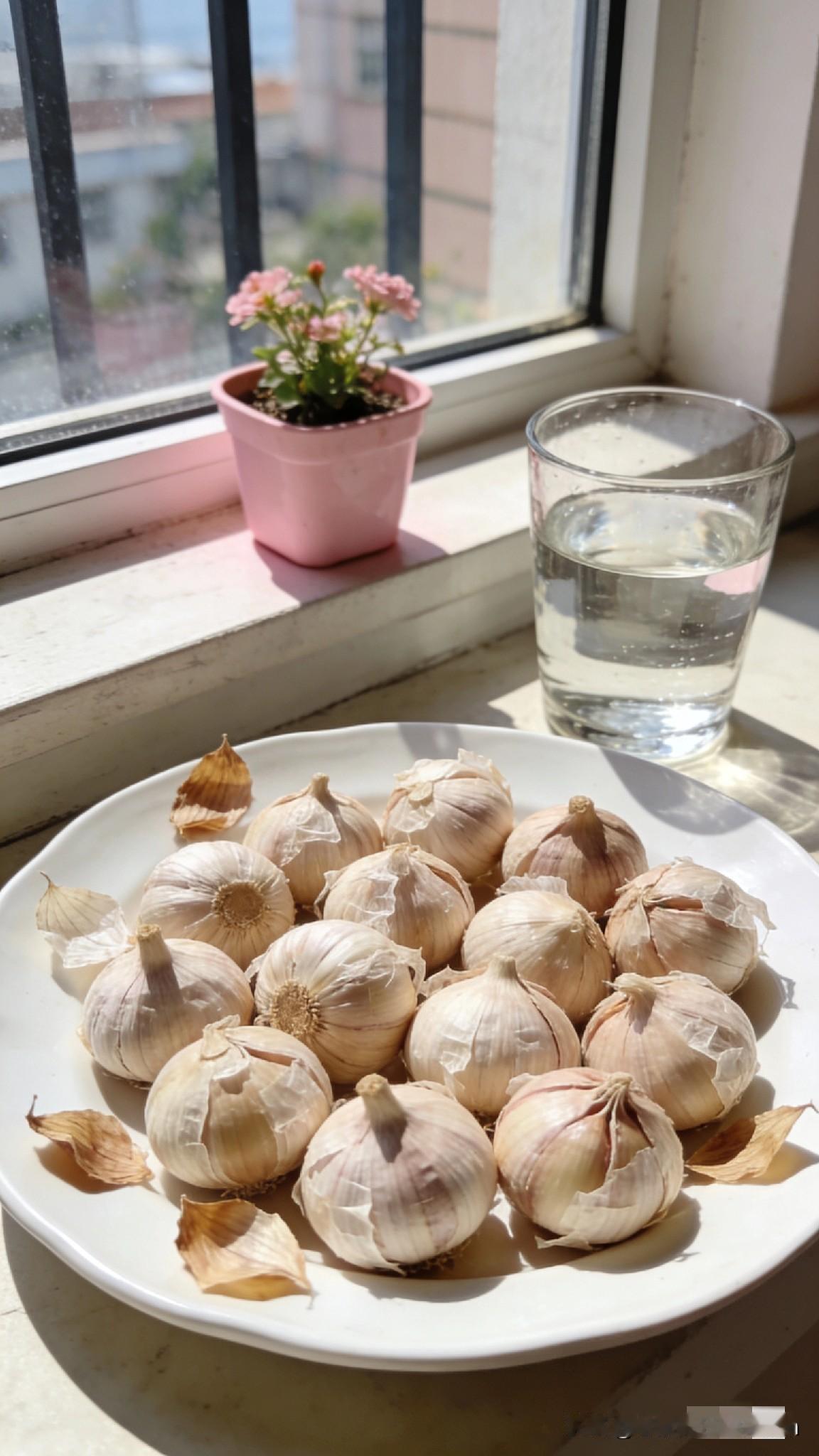 大蒜该怎么存放呢？
 
作为地道北方人，家里的大蒜就跟盐油酱醋一样，顿顿离不开！