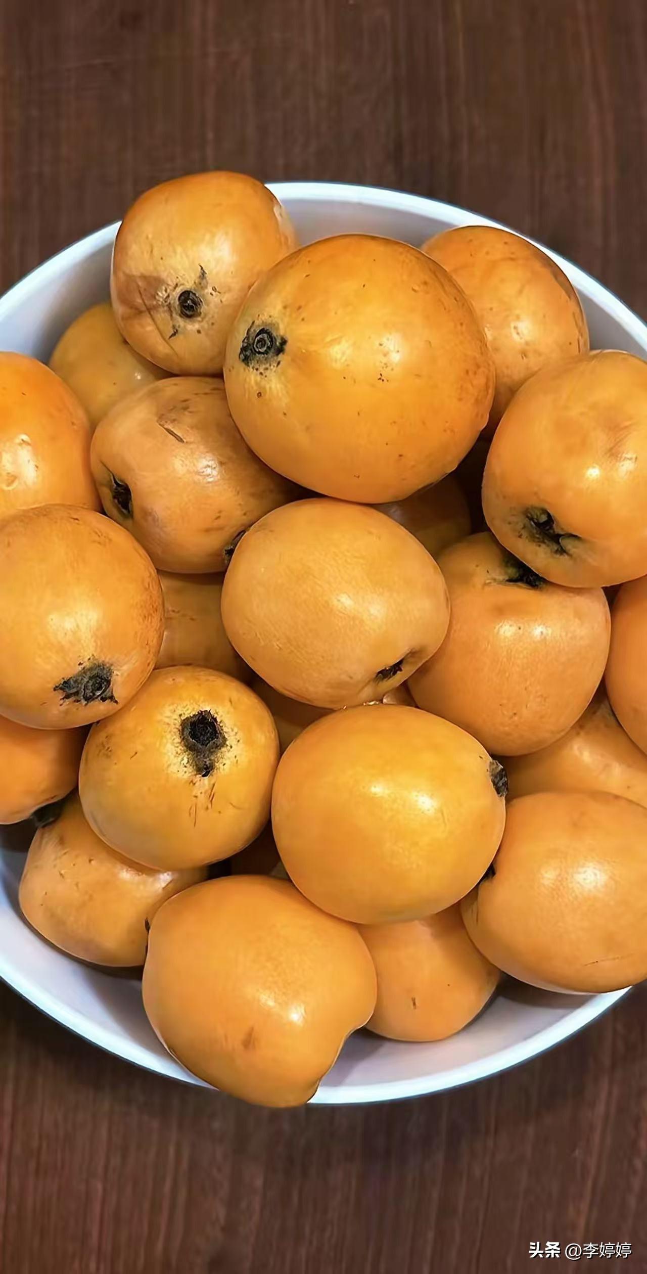 现在自己可以种菜，自己种水果，自己做饭，自己养鸡，自己养鹅，自己养小猫，自己养小