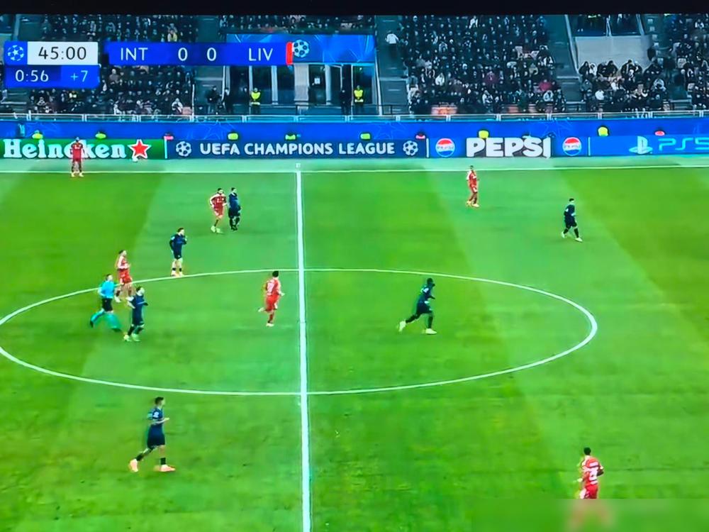 国米今天这个主场是不是在与利物浦的比赛之前没有进行消毒啊？

前面半小时国米连着