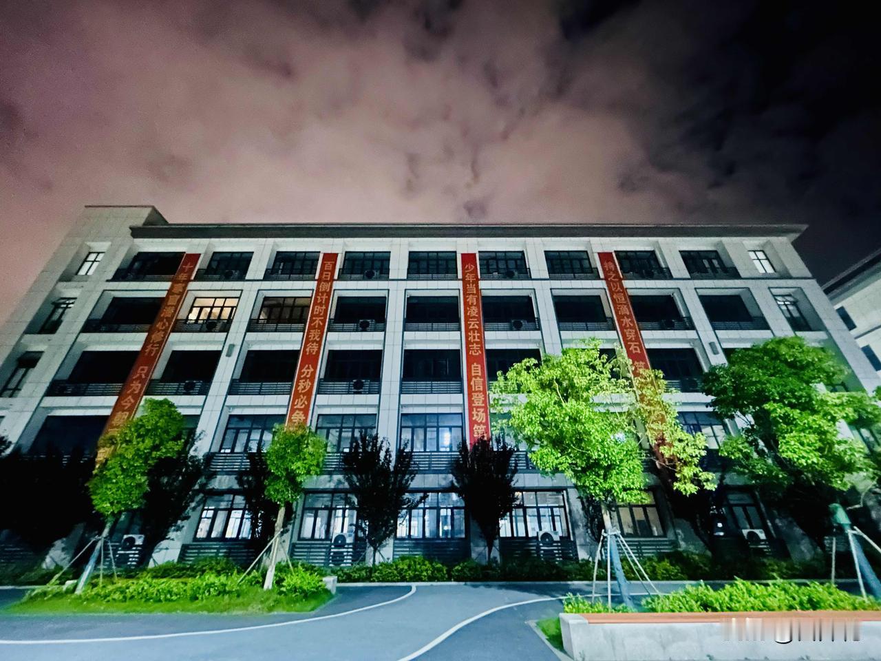 今夜无眠——高考出分前夜（随手拍）。明日清晨，湖北省便会向考生公布高考分数，今年