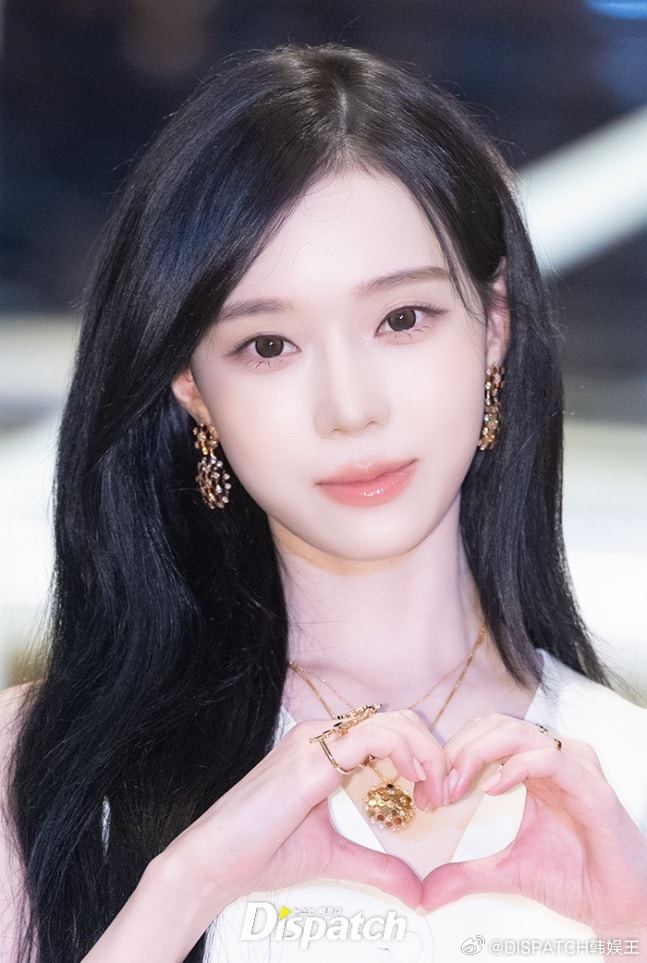 16日，aespa成员WINTER出席了某品牌在首尔举行的宣传活动。金玟庭[超话