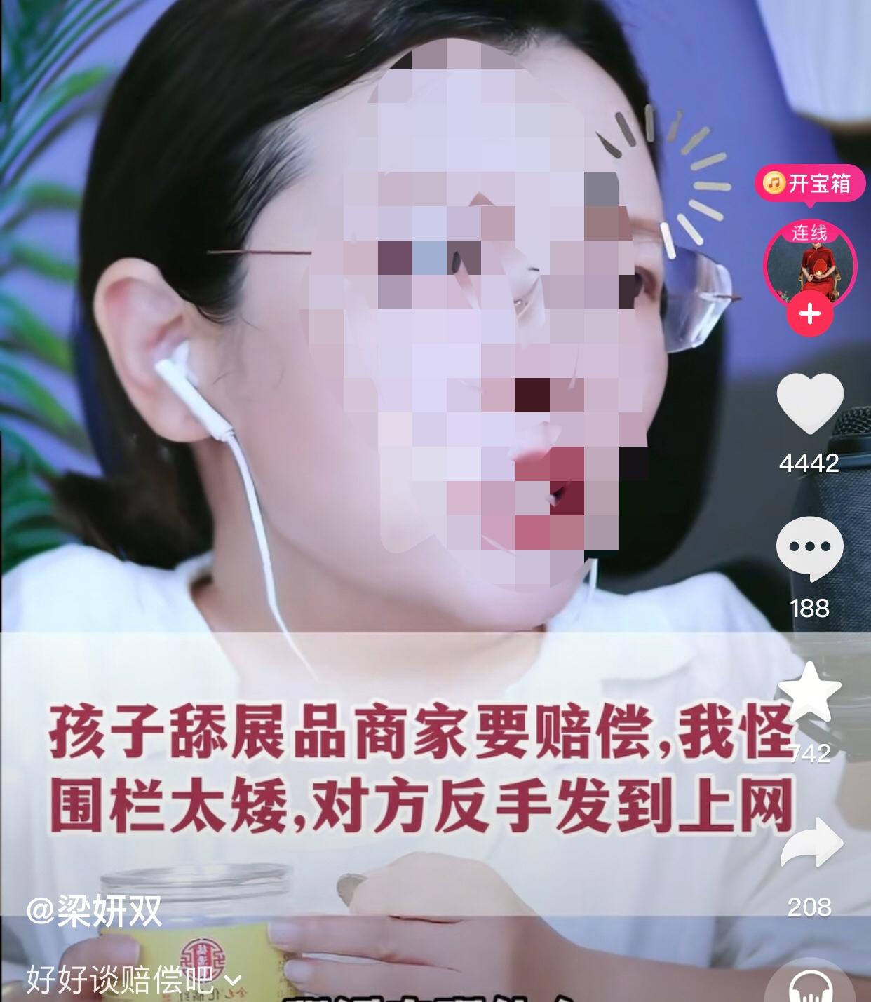 在商场举办的蛋糕节活动现场，一位家长带着6岁的女儿前来参加。活动现场有很多商家做