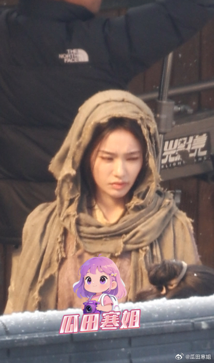 张凌赫林允 造型反差感 张凌赫和林允这造型太有反差感了。开拍前，张凌赫梳着古装发