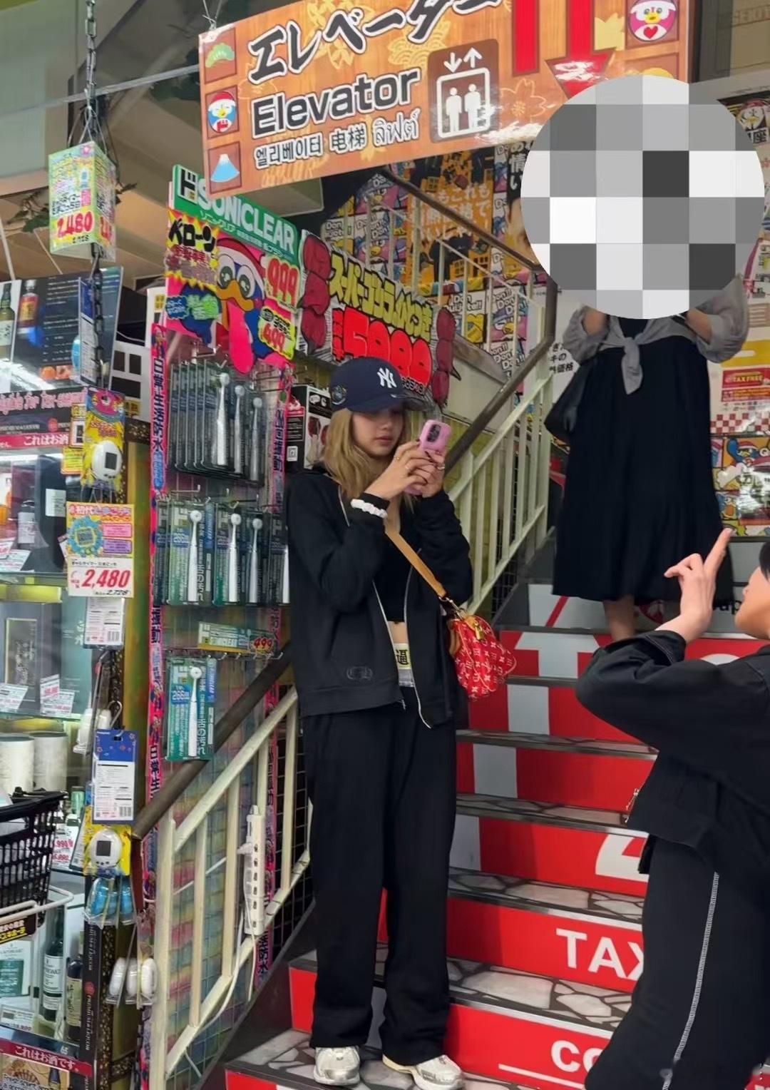 Lisa穿印有中文的裤子 我真的被我霞笑死 ​​​