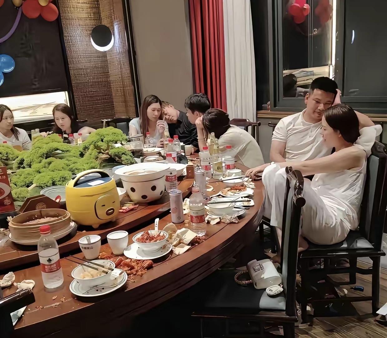 你这里的聚会很精彩[比心][比心]这是什么类型的聚会呢？女生聚餐会 约上朋友来坐