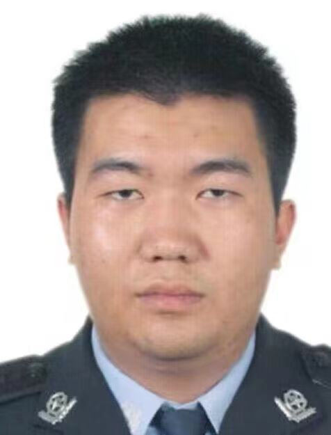 禁毒民警李敬忠，于2016年11月4日，李敬忠在抓捕犯罪嫌疑人过程中不幸颈部中枪