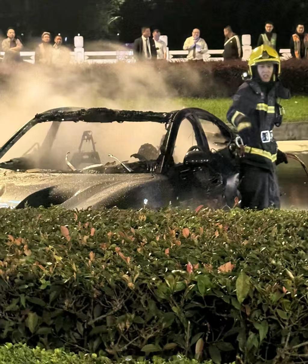 成都天府大道小米自燃还是台挖孔的Su7  Ultra，行车不规范，亲人两行泪🙏