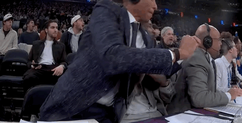 来自前辈的认可！詹姆斯空接暴扣惊呆米勒！

今天客场对阵尼克斯队的比赛，第三节1