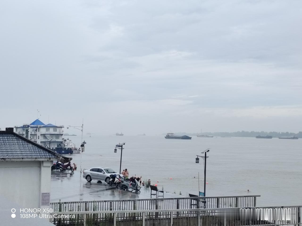夏日生活打卡季7月2日长江岸边晨练游泳
