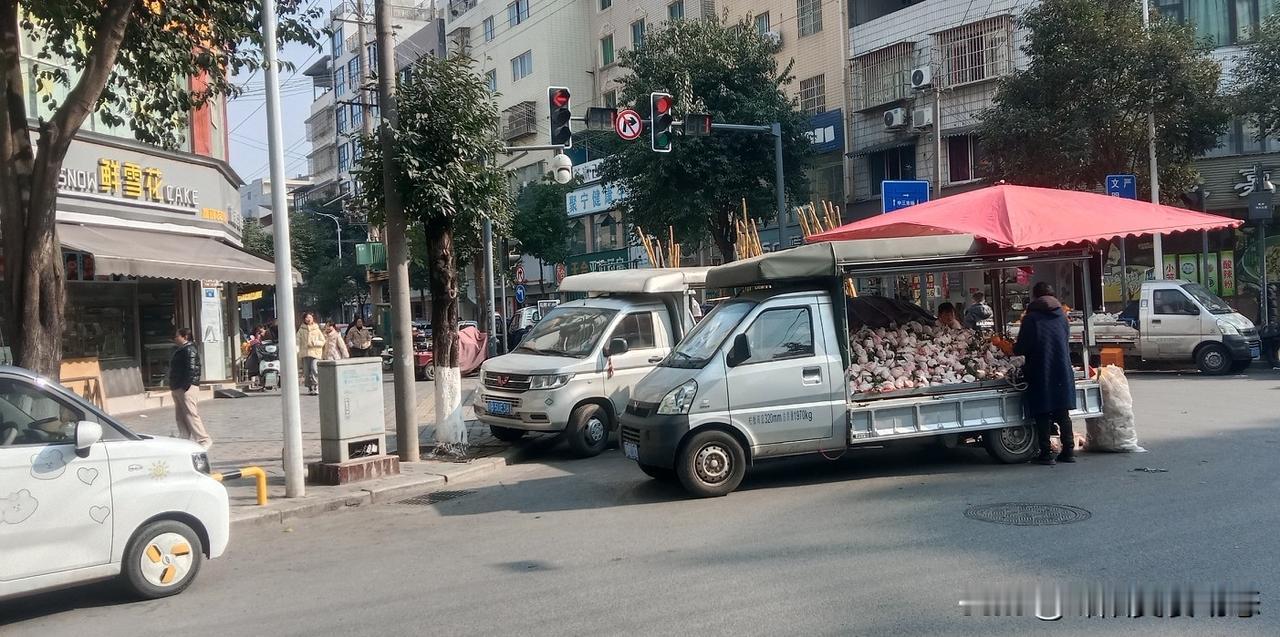 塘讯街道红绿灯下的水果贩子太猖狂，只管自己卖货，不管交通，城管何在？交警何在？