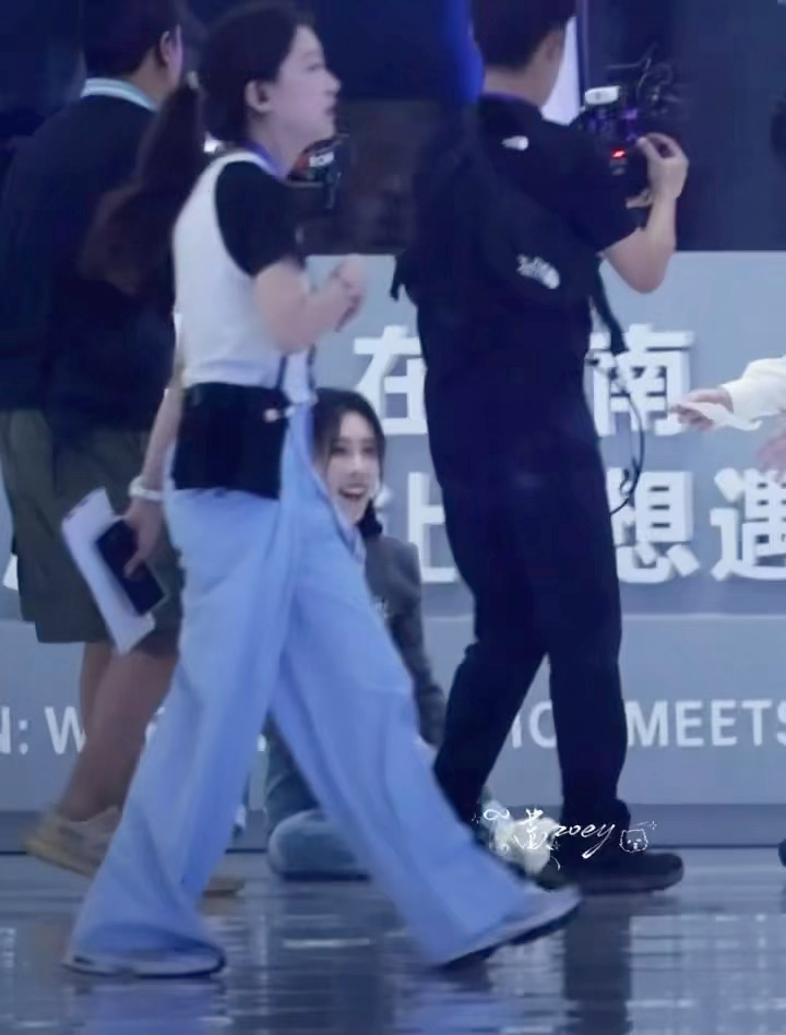 撕名牌路透，严浩翔避开肢体接触，认真把孟子义姓名牌扯平供孟姐借力，细微之处尽显涵