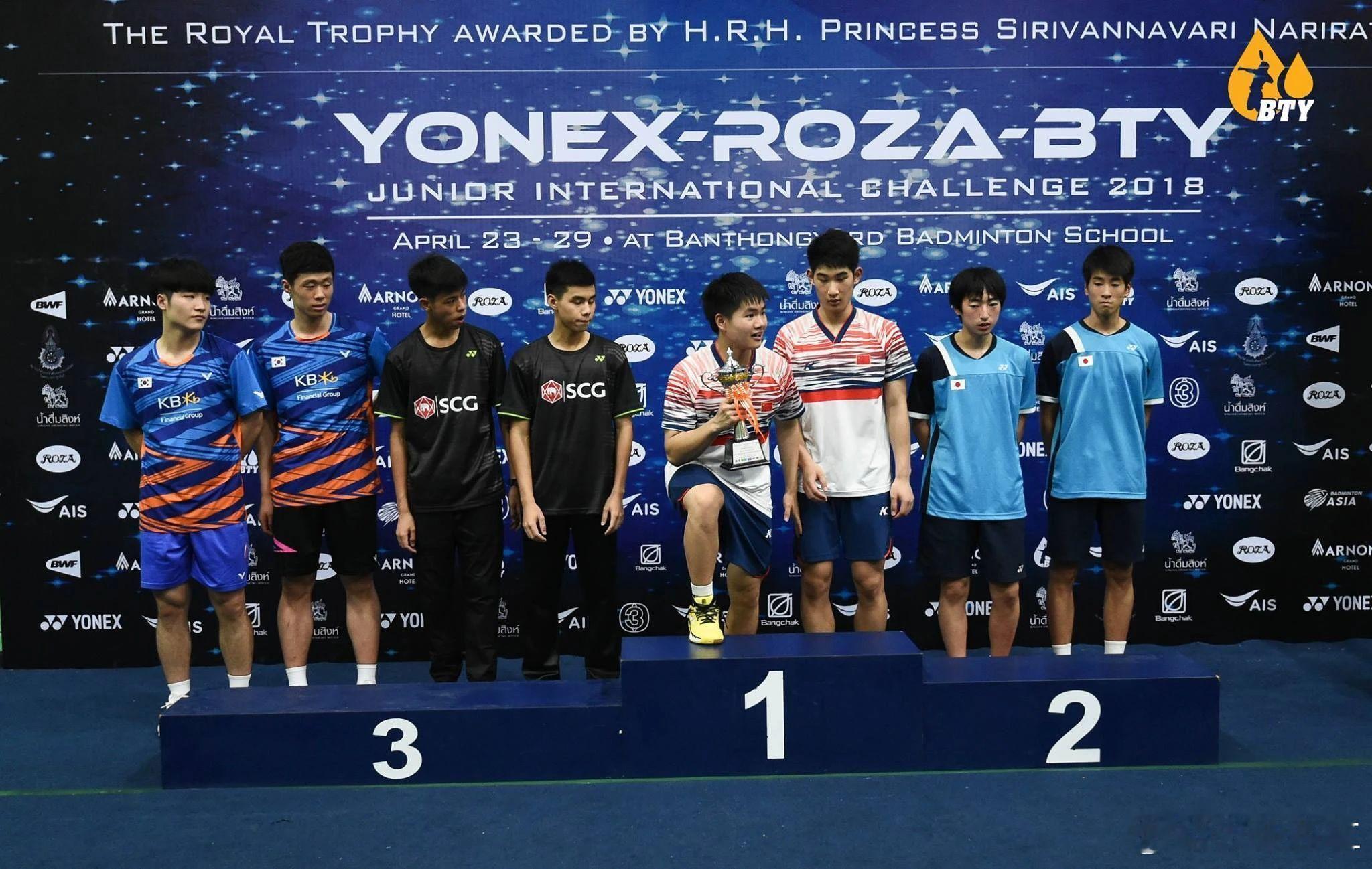 迫不及待要领奖的小哼[抱一抱]萌娃梁伟铿 [给你小心心]梁伟铿 羽林萌主 ​​​