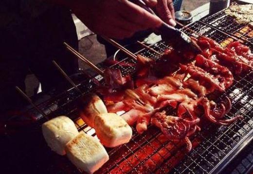 沈阳夜市，18名男子吃下180串炸串、喝完5瓶白酒，结账后老板追出去泪崩。
 