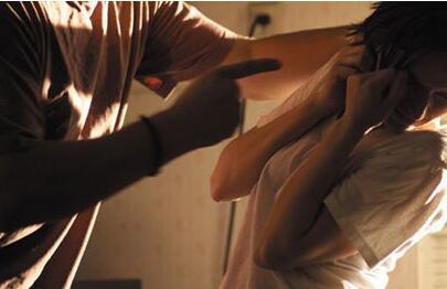 百天女丧母，4年守机待爱：家暴定罪岂能容“过失”模糊真相？家暴 家暴致死 
 