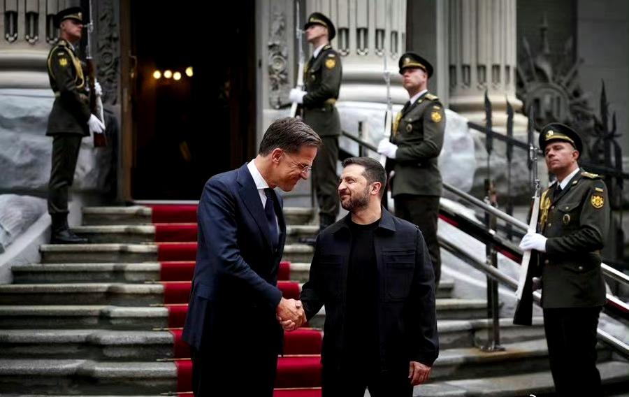 特朗普谋夺格陵兰岛，引发欧洲担忧。
欧盟外长在谈及此问题上却扯上中国。她声称，中