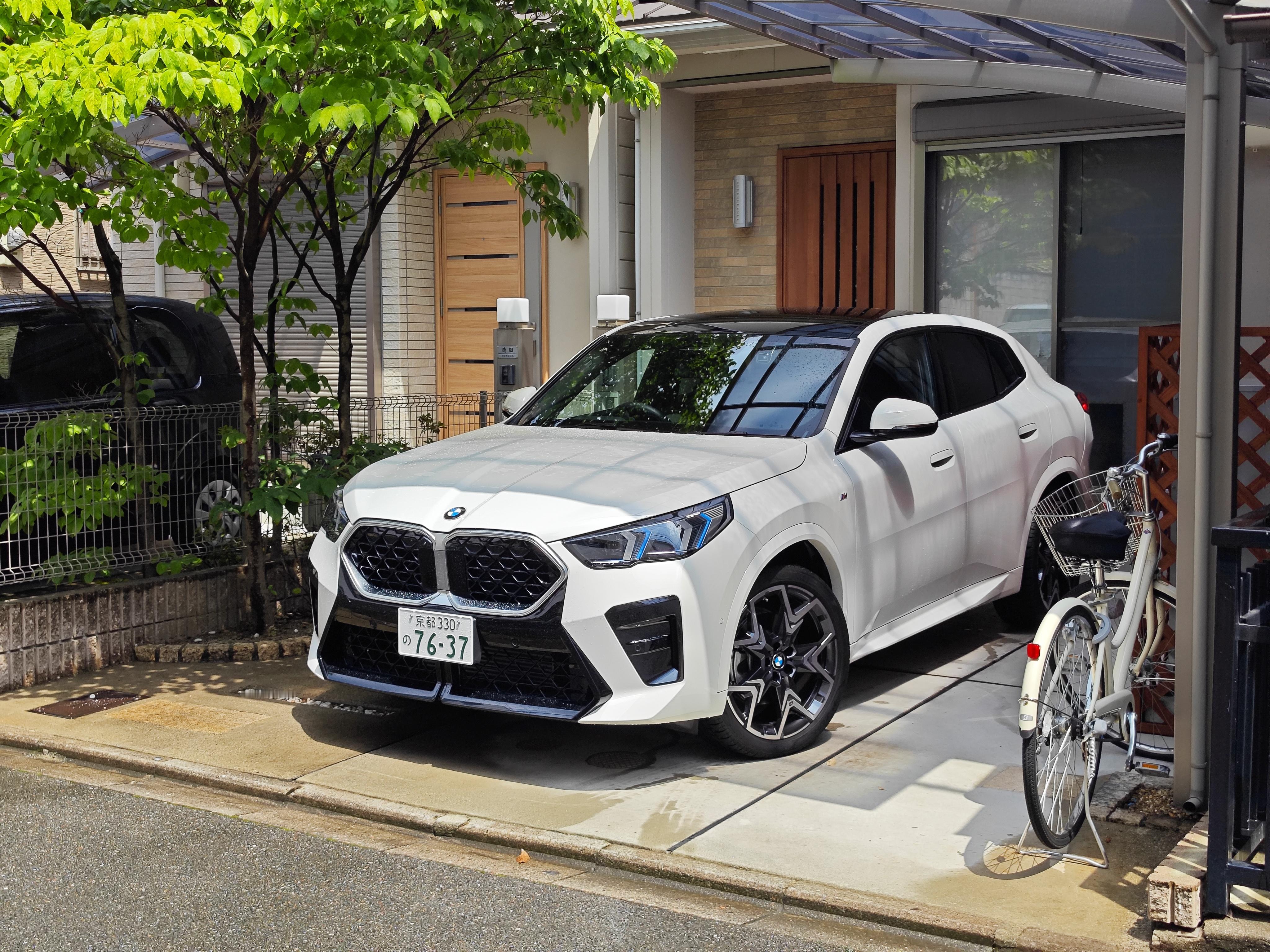 偶遇新款宝马X2。这代 X2 （U10） 除了入门 2.0T（xDrive20i