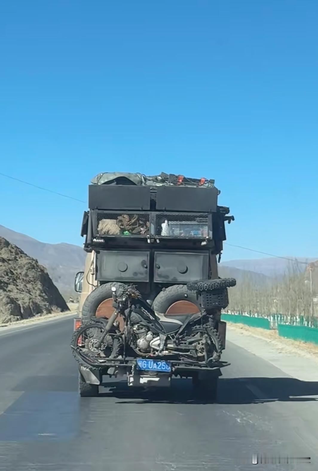 日喀则偶遇，进入阿里后又遇到了！

在日喀则碰到感觉好好玩的车。
侧面写了逃离人