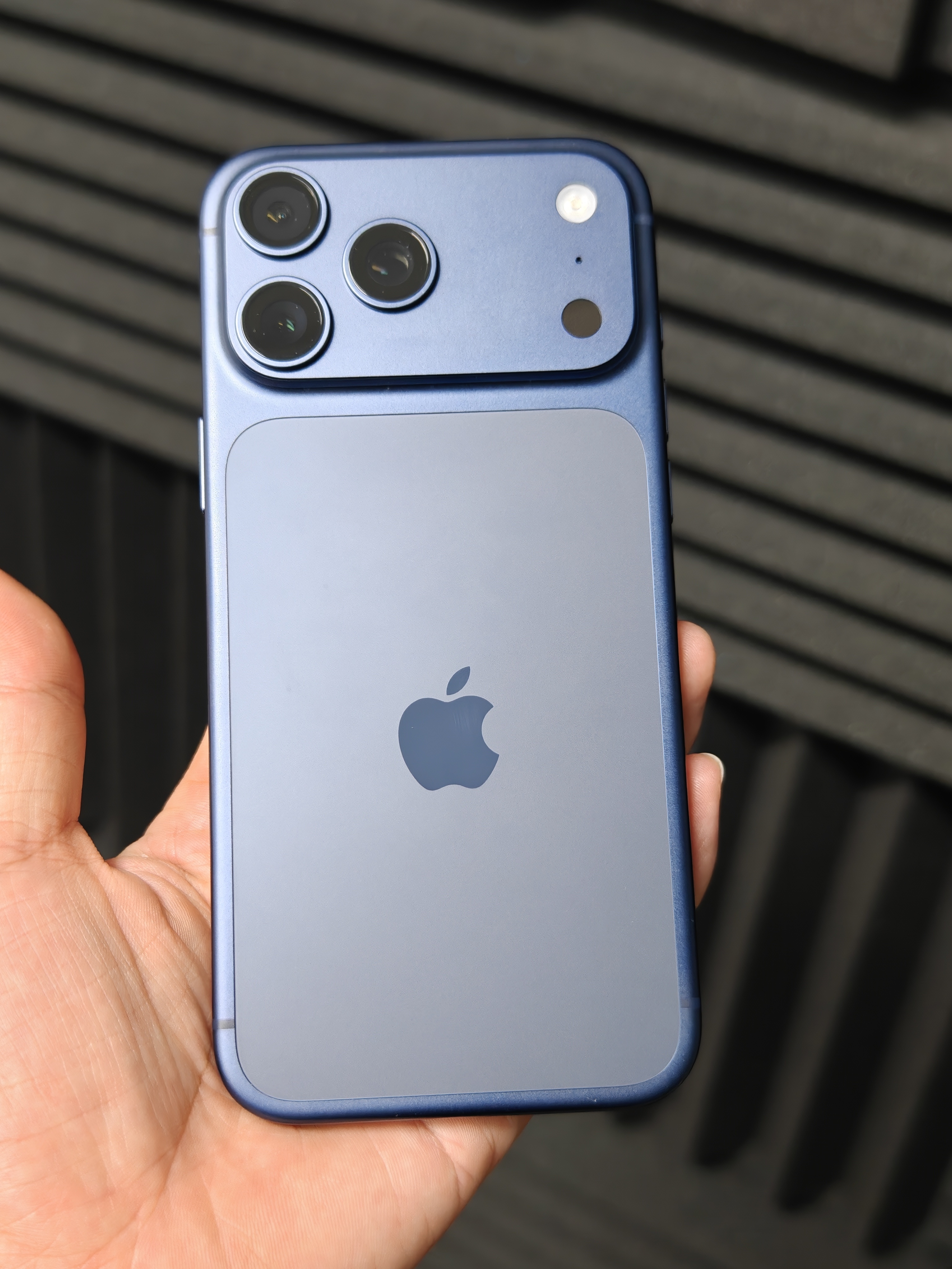 iPhone17Pro线下展出真机已满身划痕 苹果新机铝合金机身被吐槽质感差 今