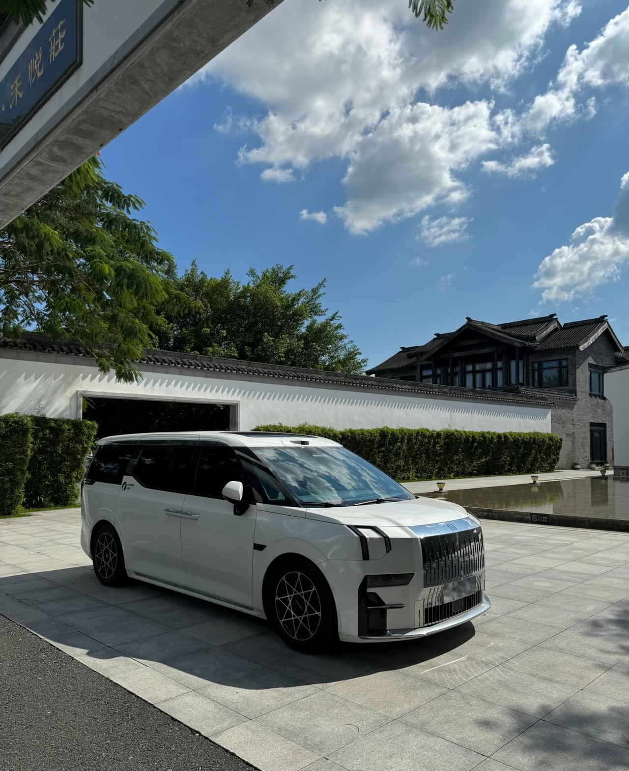 30万左右预算选车：文能家用旅行、武能商务接待的极氪009
随着经济的飞速发展，