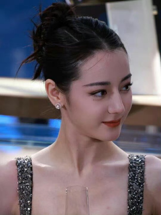 迪丽热巴梳大光明还能如此美萌迪丽热巴这张脸太绝了，梳大光明都还能如此美萌可爱