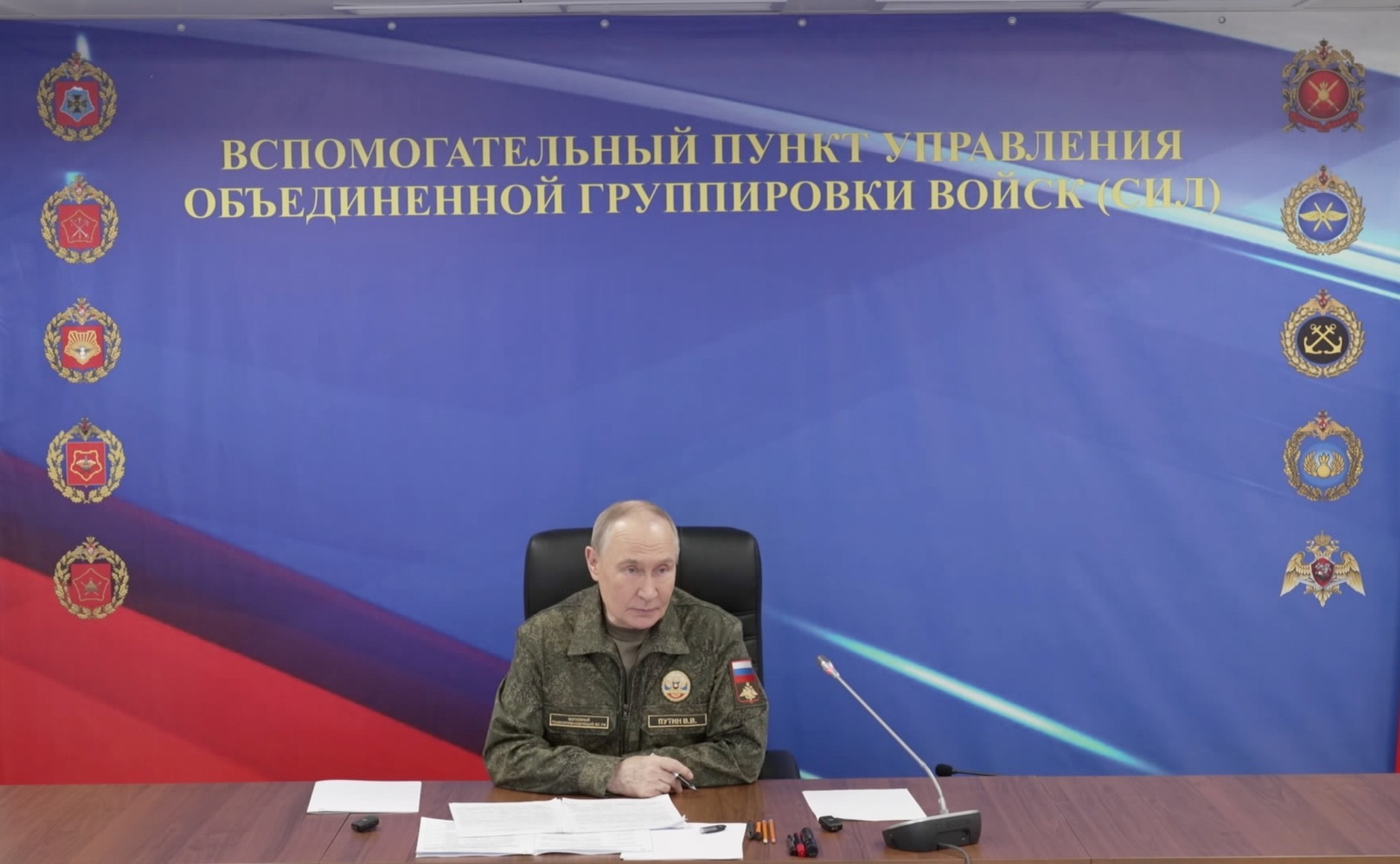 瓦洛佳小朋友  总统视察联合部队集群指挥所最高统帅视察了联合部队（集群）的一个指