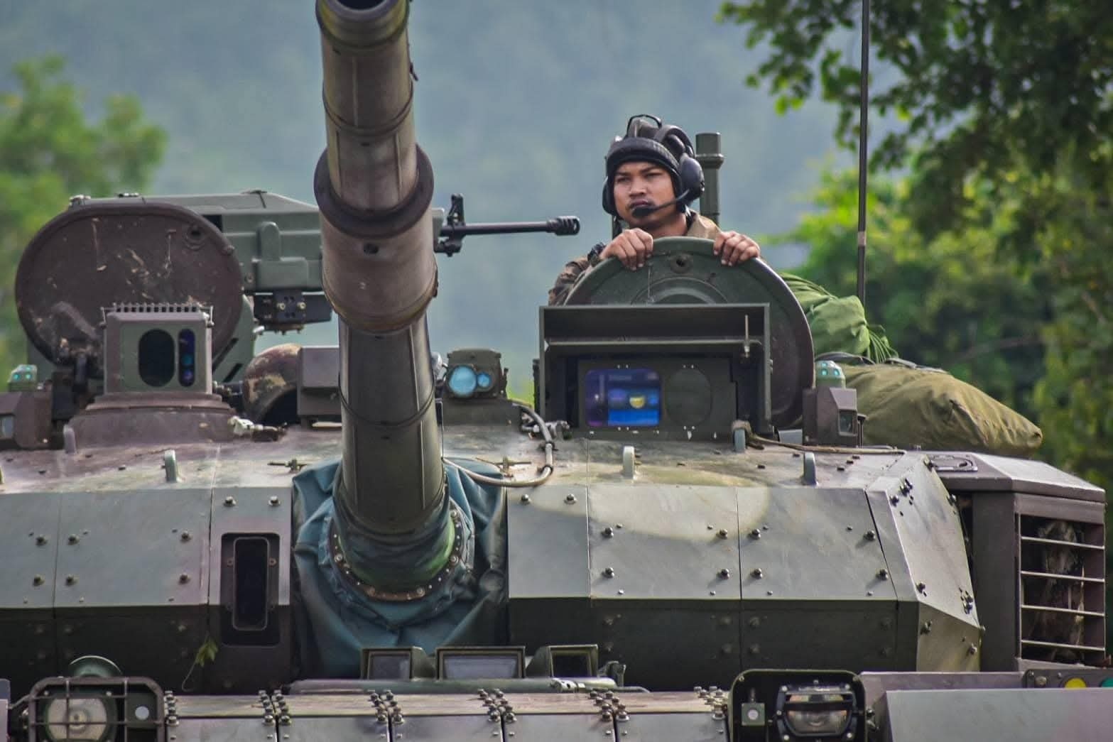 泰国VT4驾驶员驳斥VT4质量不行的说法，称它是在连续发射200多发后炮管炸膛的