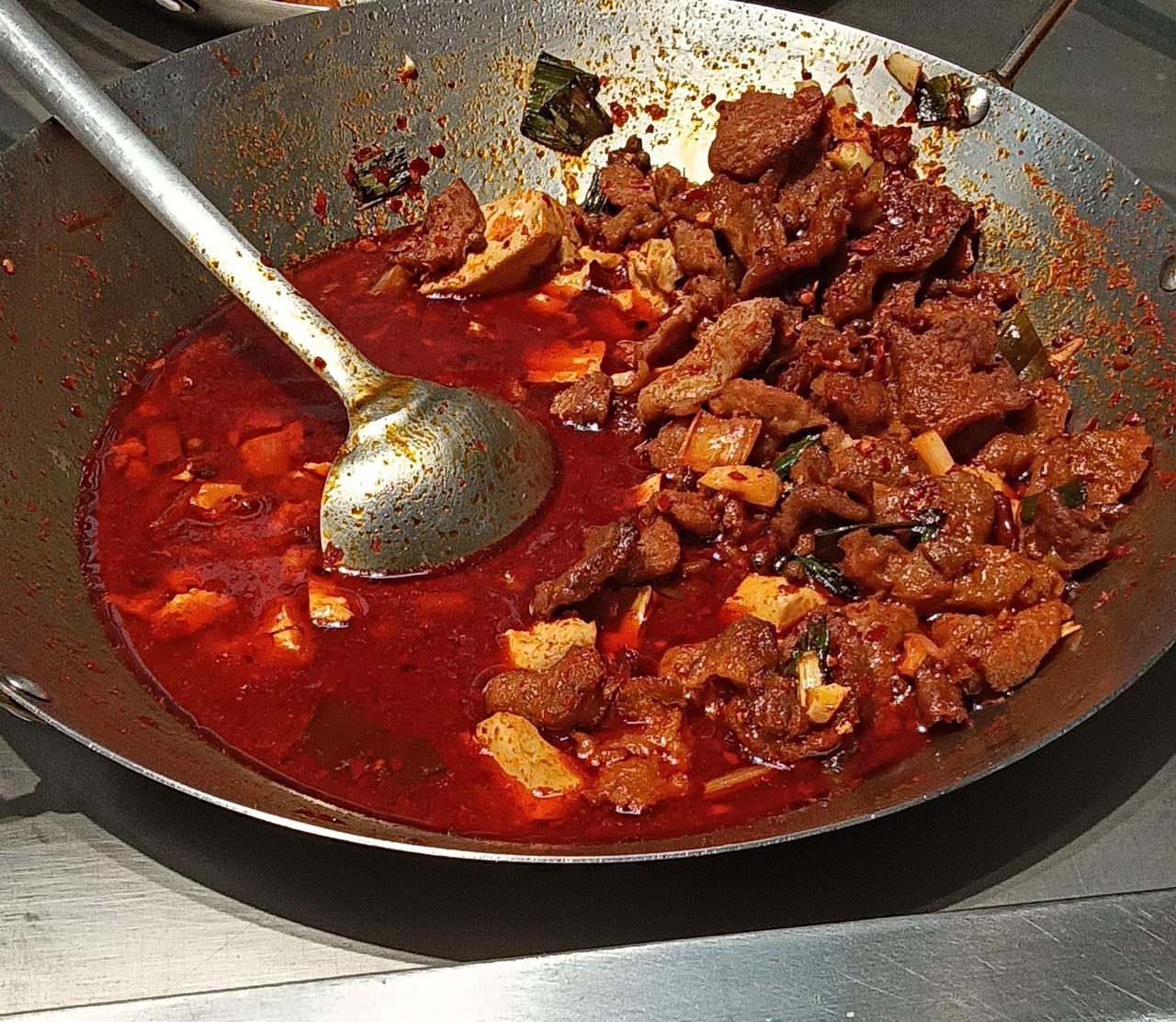 今天的牛肉炖豆香香辣辣，很下饭。