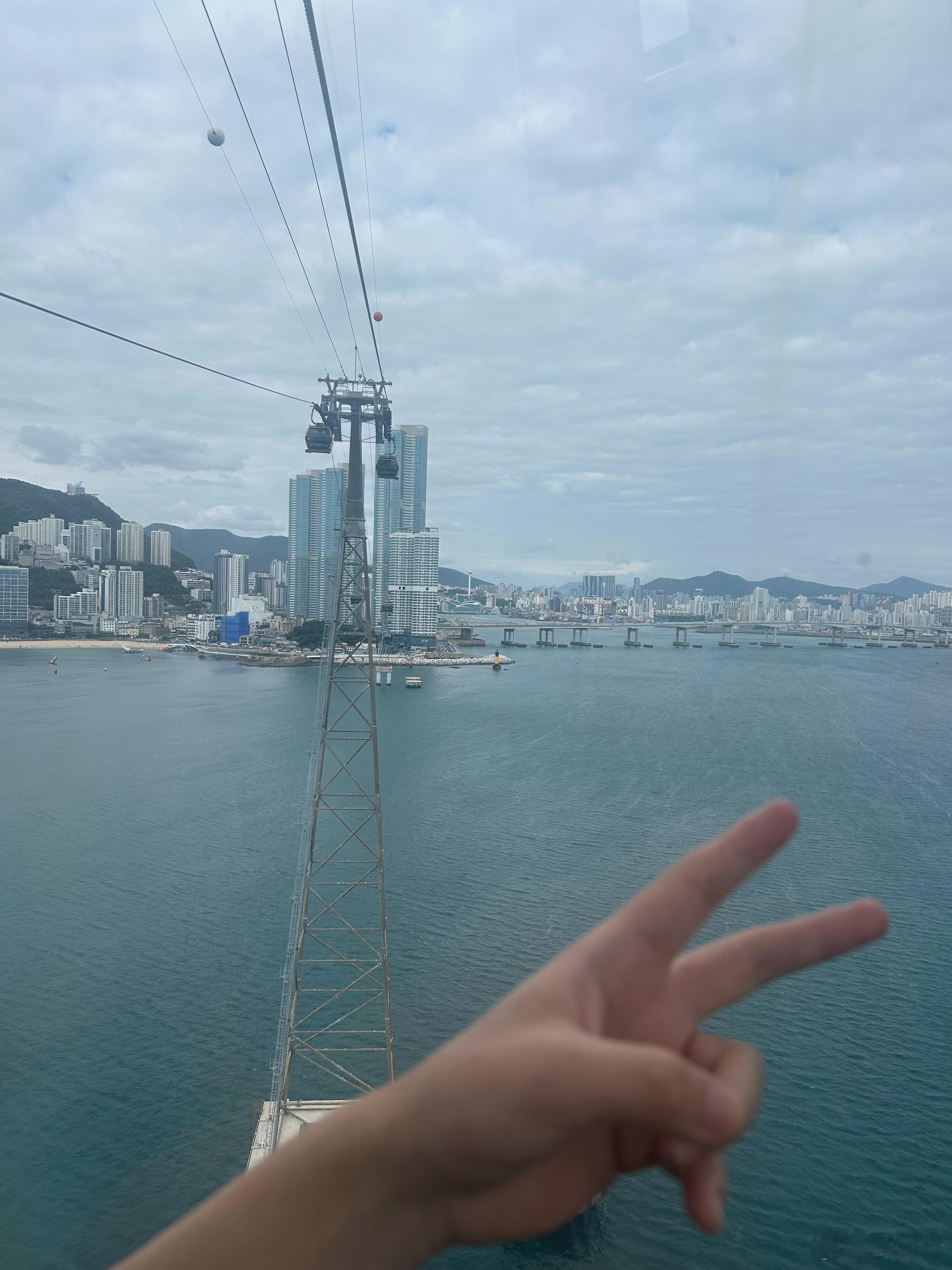 刚在胶囊小缆车上，给了韩国人一点点中文震撼。放了一首“跳楼机”，一车的韩国人，一