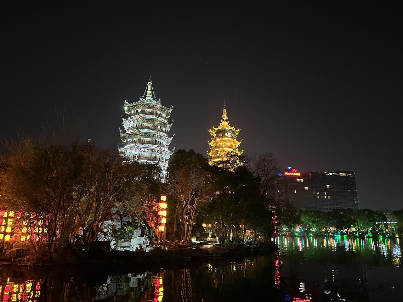 醉美八桂行

广西最美当属桂林漓江，84公里水路如铺展的水墨长卷，九马画山形态奇