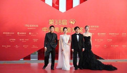 邓超红毯没拄拐 