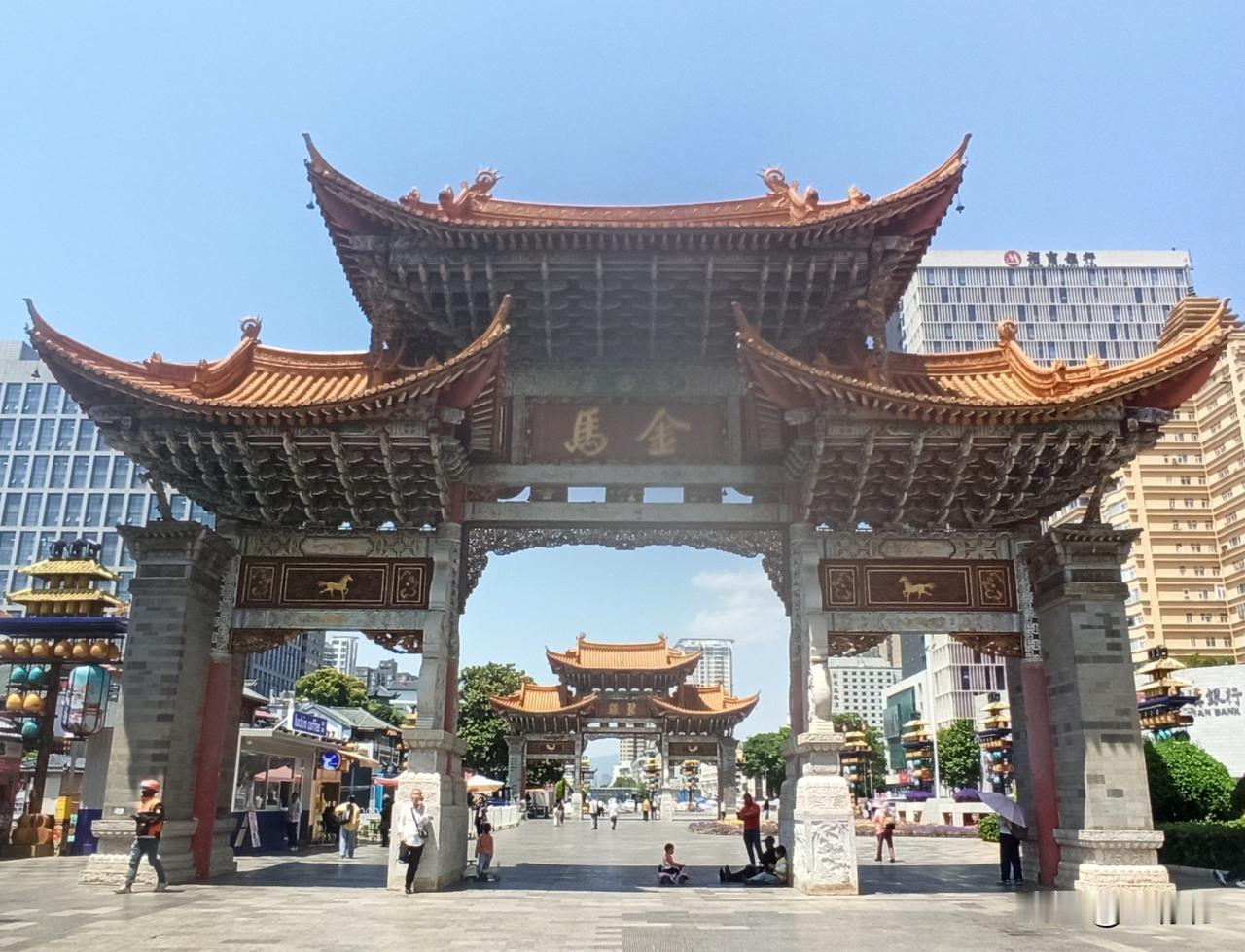 在昆明坐地铁去金马碧鸡坊，2号线塘子巷站下车，问地铁服务员从哪个口出比较近，她说