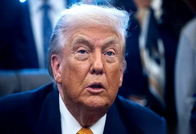 39万亿美债压顶，特朗普想了个“绝招”：既然还不上钱，那就把债主给“解决”掉。