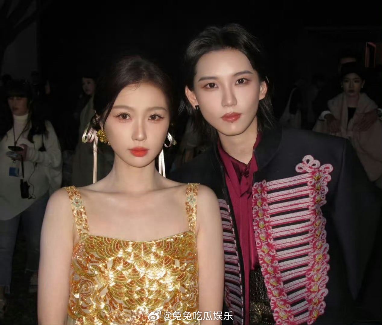 虞书欣 祝绪丹虞书欣发了和刘诗诗、陆柯燃的合照，合照的时候祝绪丹就站在旁边，这是