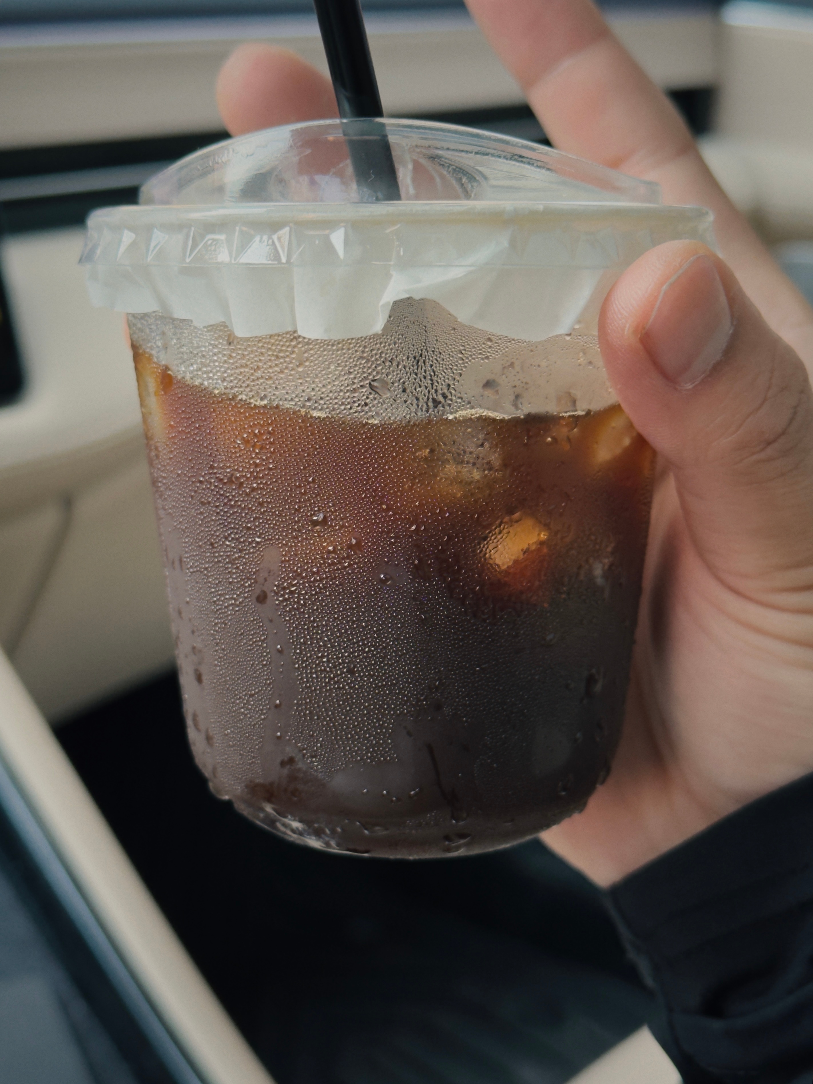 早啊朋友们，星巴克威士忌桶酿冷萃，自己买了豆和糖浆试了试，比预期中好喝很多，很清