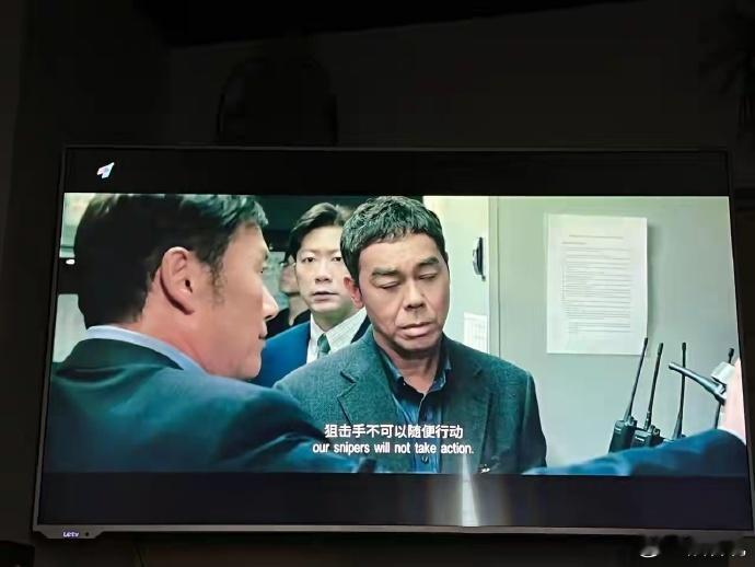 香港电影现在就是靠着一群奔7的老头子，染个头发撑着，看着都辛苦。 ​​​