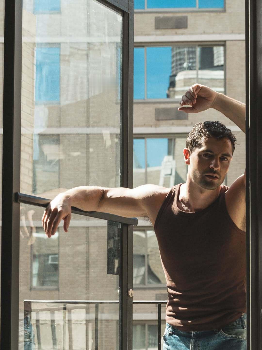 模特: Ezra Moreland | 📸摄影师: Ton Gomes 
