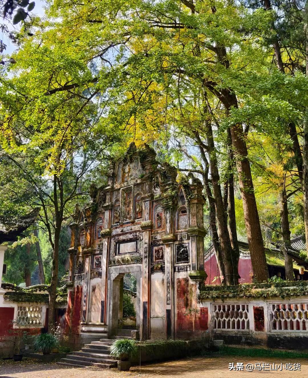 贵州黔东南旅游，飞云崖美景攻略！
黄平飞云崖
美景和美食推荐：
1、飞云崖石牌坊
