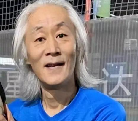 他是80年代横空出世的歌星，他叫常宽60后的人才知道。当年父母离婚之后，一切归于