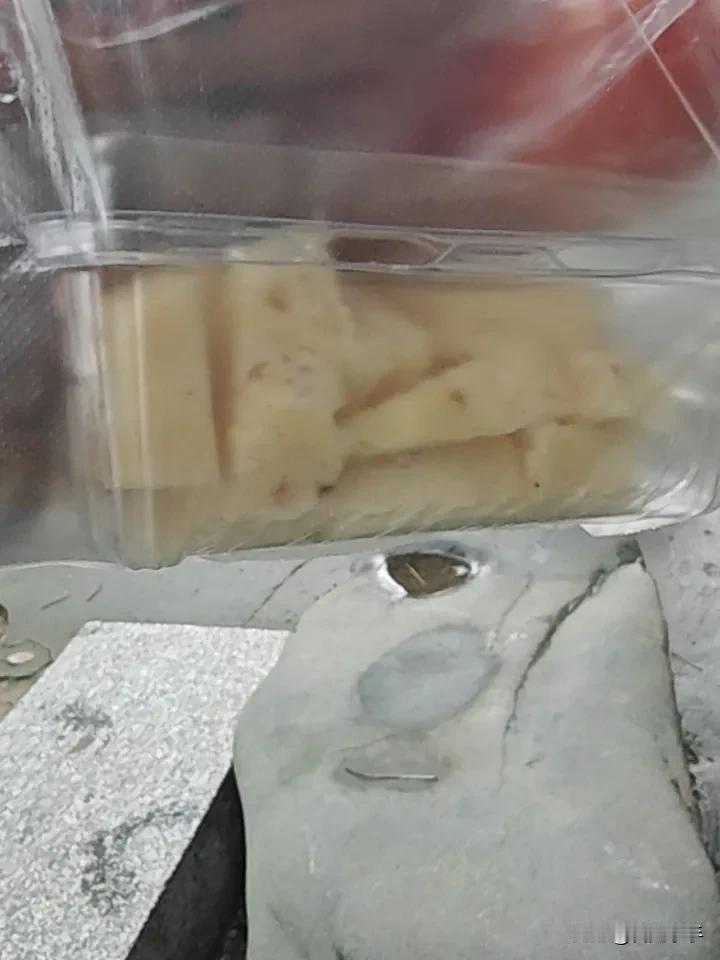 去超市买东西，发现今天超市的榴莲打特价，只要17.9/斤。好几个人手上都拿着榴莲