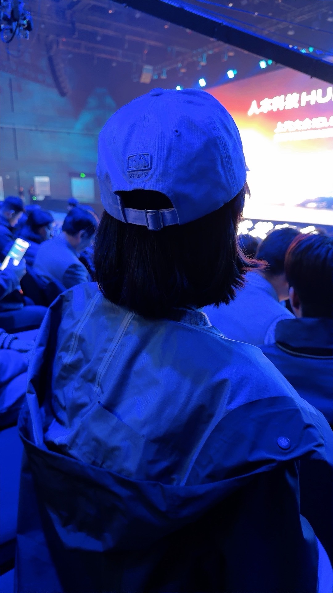 在发布会现场，拍了好几张多照片，最喜欢的竟然是这张背影……