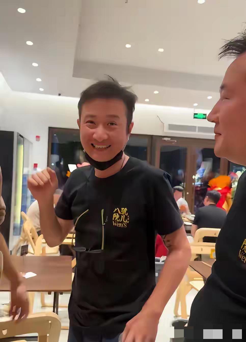 大家真的不要把文章想的太神了，
他其实现在就是个普通人而已，
原因很简单，不是因